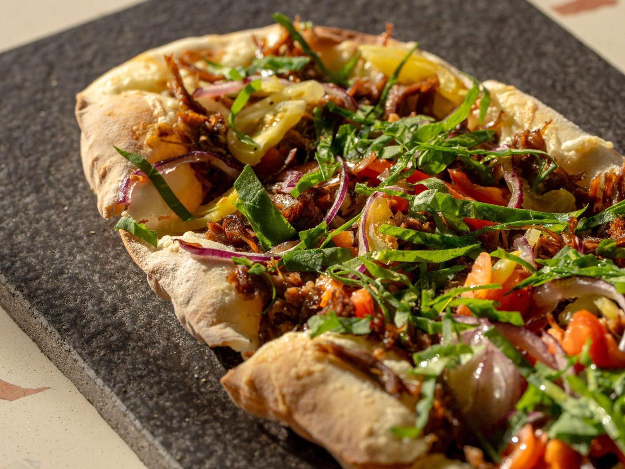 فندق نوفوتيل إسطنبول البوسفور اسطنبول المظهر الخارجي الصورة Naan pizza